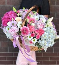 Цветочная композиция из Розы, Хризантемы, Пионы и Лизиантусы в корзине в Калининауле
