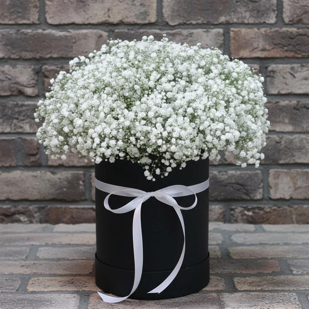 Цветочная композиция из Гипсофила в шляпной коробке в Калининауле