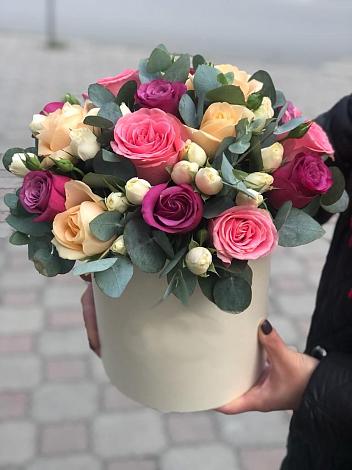 Цветочная композиция из Розы в шляпной коробке в Калининауле