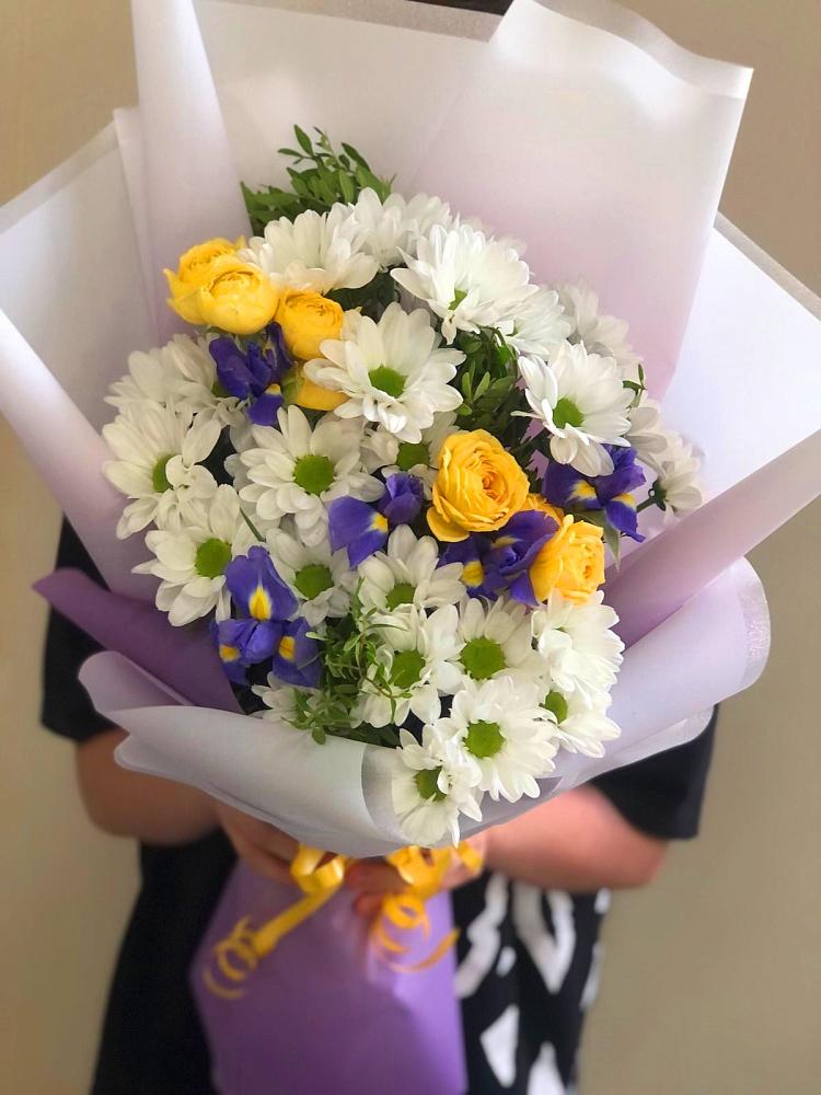 Букет цветов из: Ирисы, Хризантемы и Розы в Калининауле