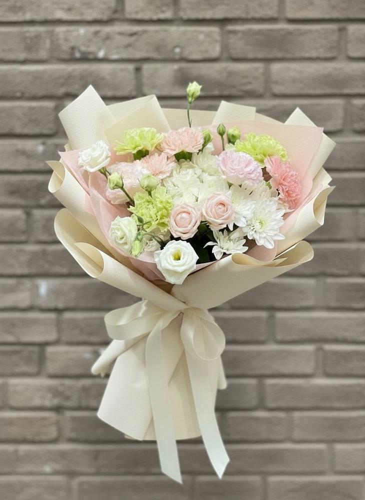 Букет цветов из: Гвоздики, Розы, Лизиантусы и Хризантемы в Калининауле