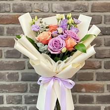 Букет цветов из:  Лизиантусы и Розы в Калининауле