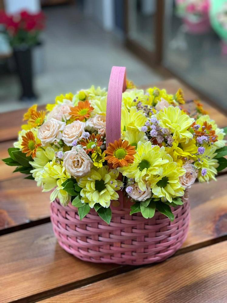 Цветочная композиция из Хризантемы и Розы в корзине в Калининауле