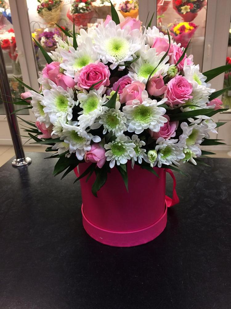 Цветочная композиция из Розы и Хризантемы в шляпной коробке в Калининауле