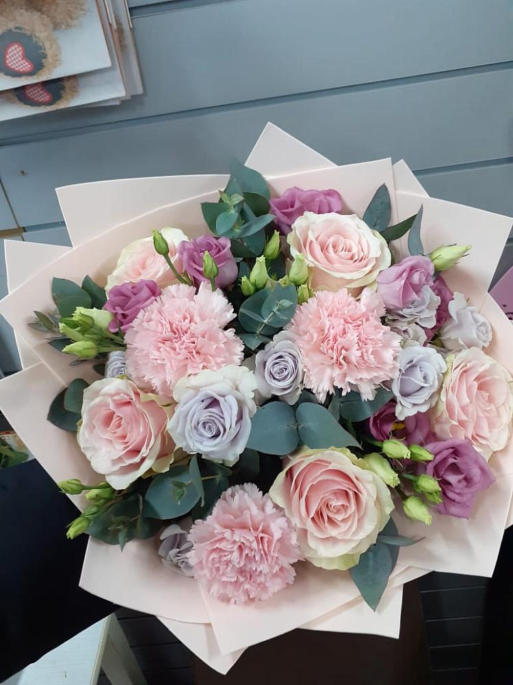 Букет цветов из: Розы, Гвоздики и Лизиантусы в Калининауле